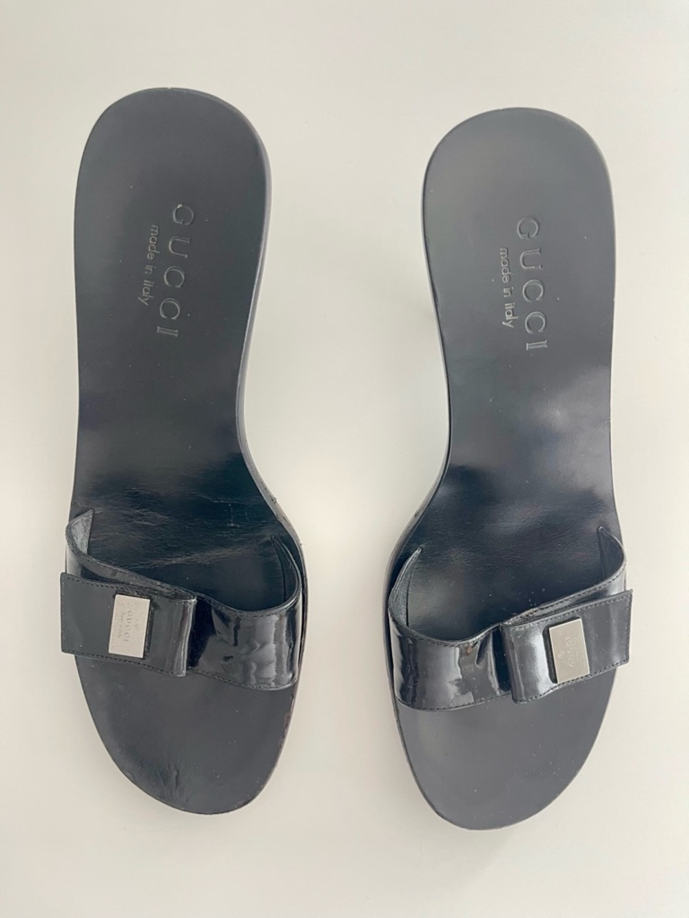 Gucci Black Patent Leather Slide Sandals with Bow and Metal Plaque